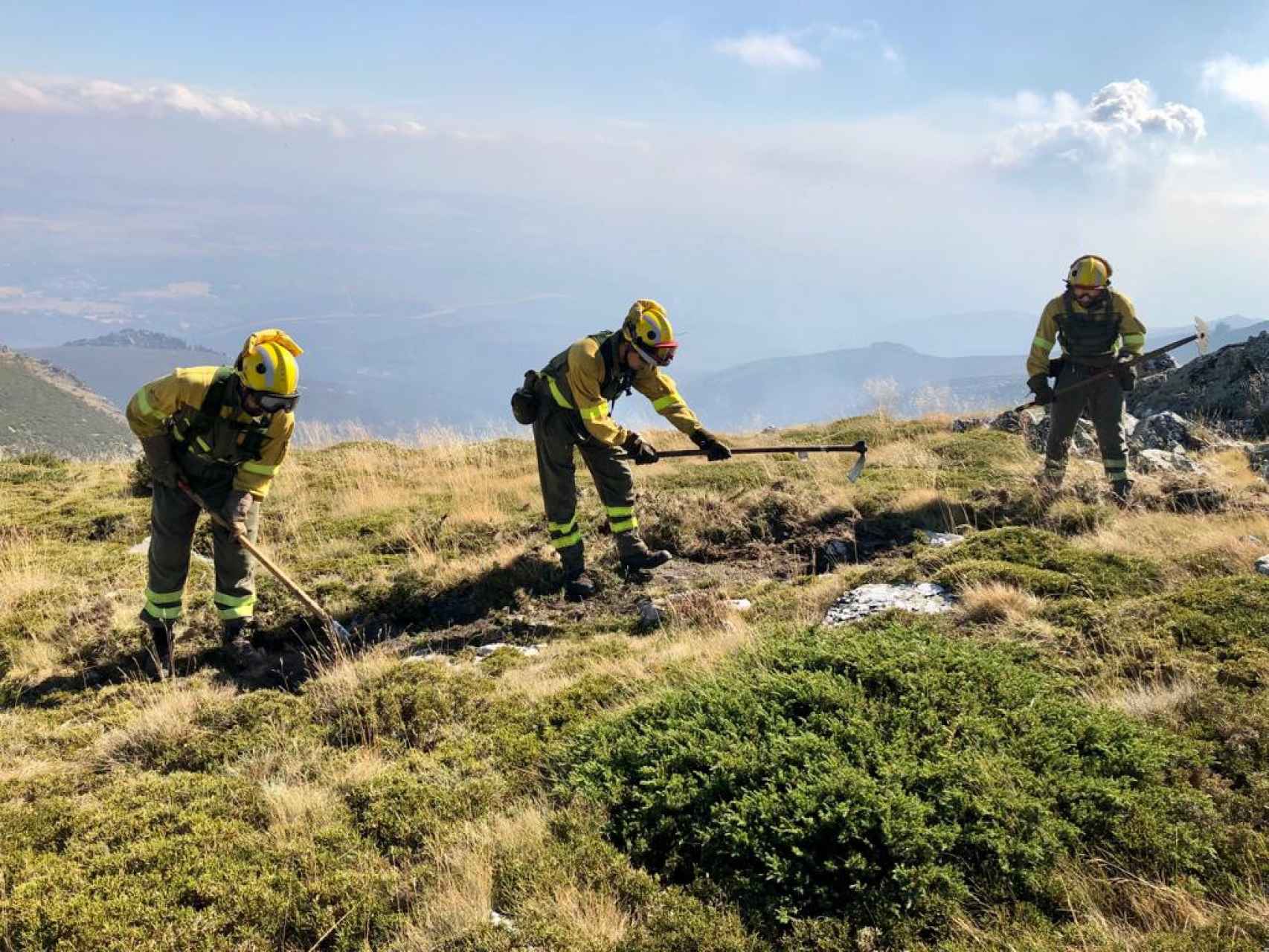 Bomberos forestales, trabajando en el incendio del campo de tiro del Teleno, este verano.