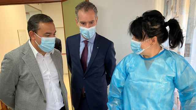 El delegado de la Junta, Eloy Ruiz, asiste a la vacunación contra el Covid-19 en la Residencia Asistida de Salamanca