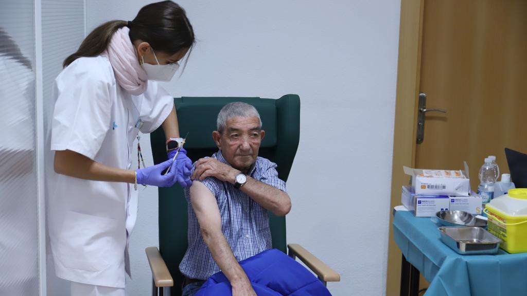 Inicio de la campaña de vacunación de cuarta dosis contra el COVID-19 en los centros residenciales de personas mayores y sociosanitarios de Castilla y León.