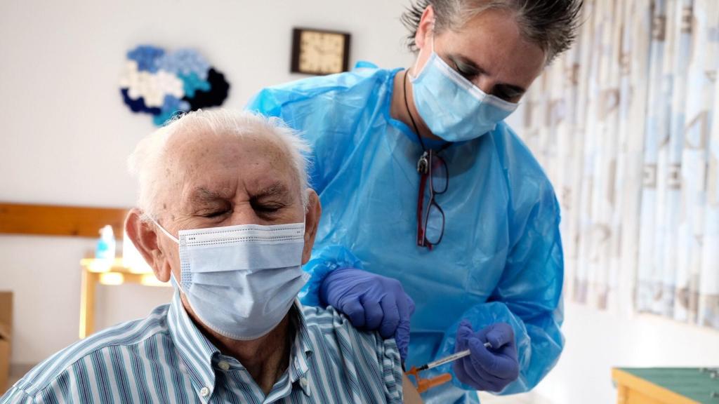 Arranca la administración de la cuarta dosis frente a la Covid en las residencias