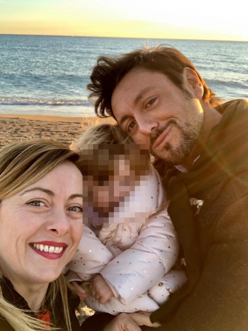 Giorgia Meloni junto a su pareja, Andrea Giambruno, y su hija, Ginevra.