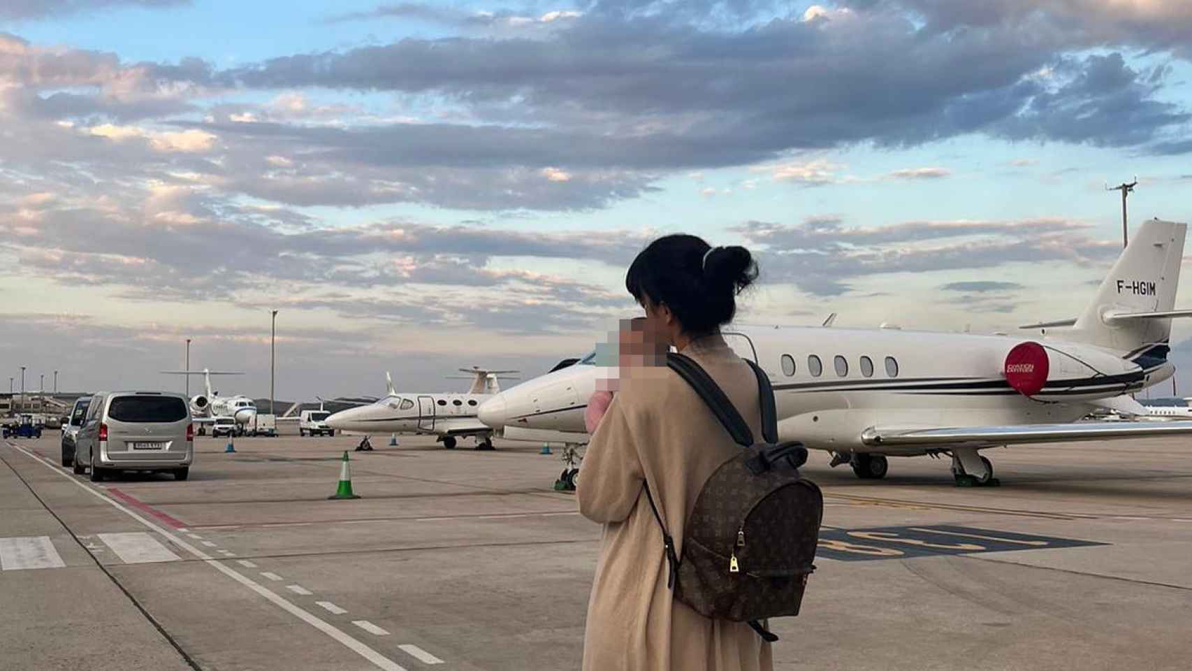 Georgina Rodríguez con su mochila Louis Vuitton en una imagen compartida en redes sociales.