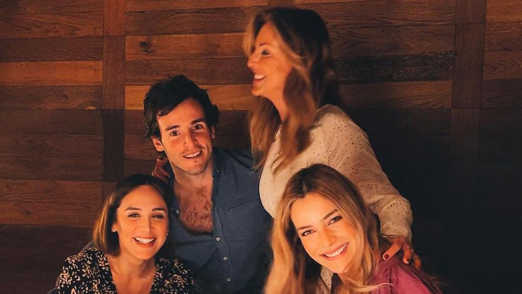 Íñigo Onieva junto a su madre, Carolina, su hermana Alejandra y Tamara Falcó en una imagen de sus redes sociales.