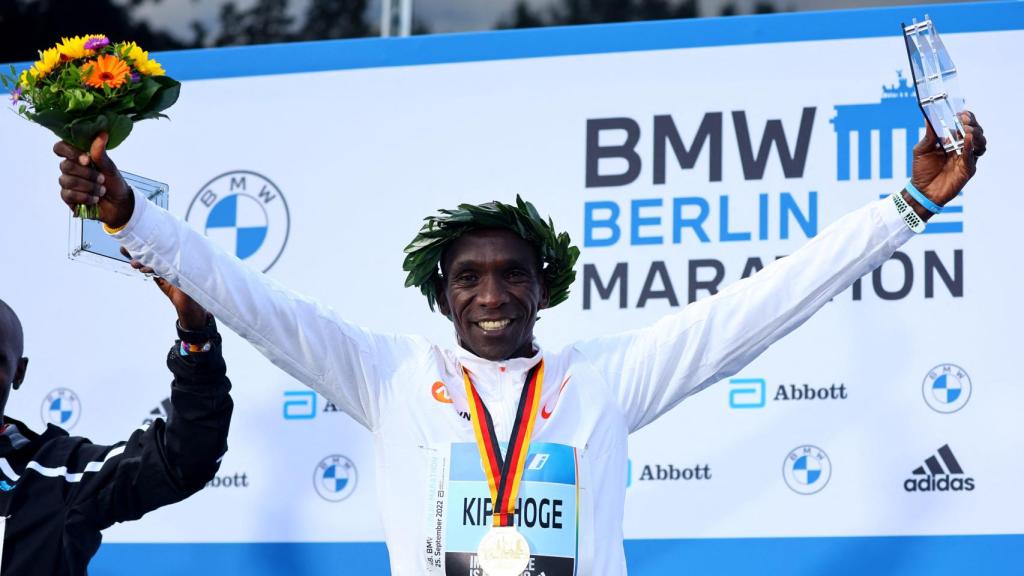 Kipchoge con el trofeo de vencedor de la Maratón de Berlín.