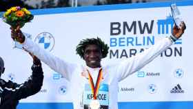 Kipchoge con el trofeo de vencedor de la Maratón de Berlín.