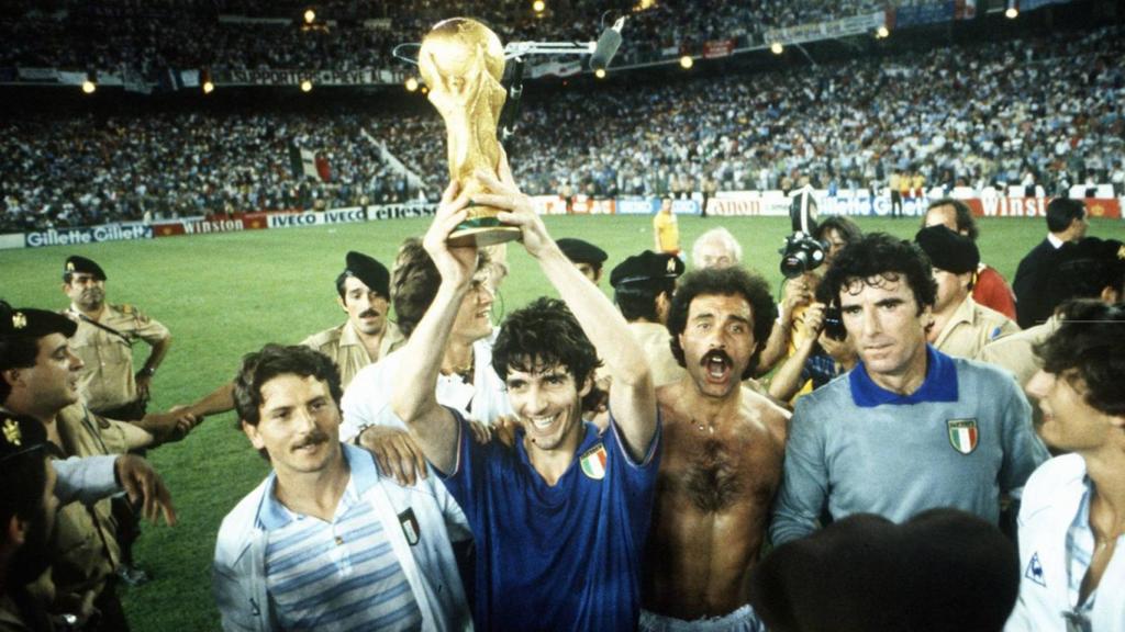 Paolo Rossi alza la Copa del Mundo en el Bernabéu