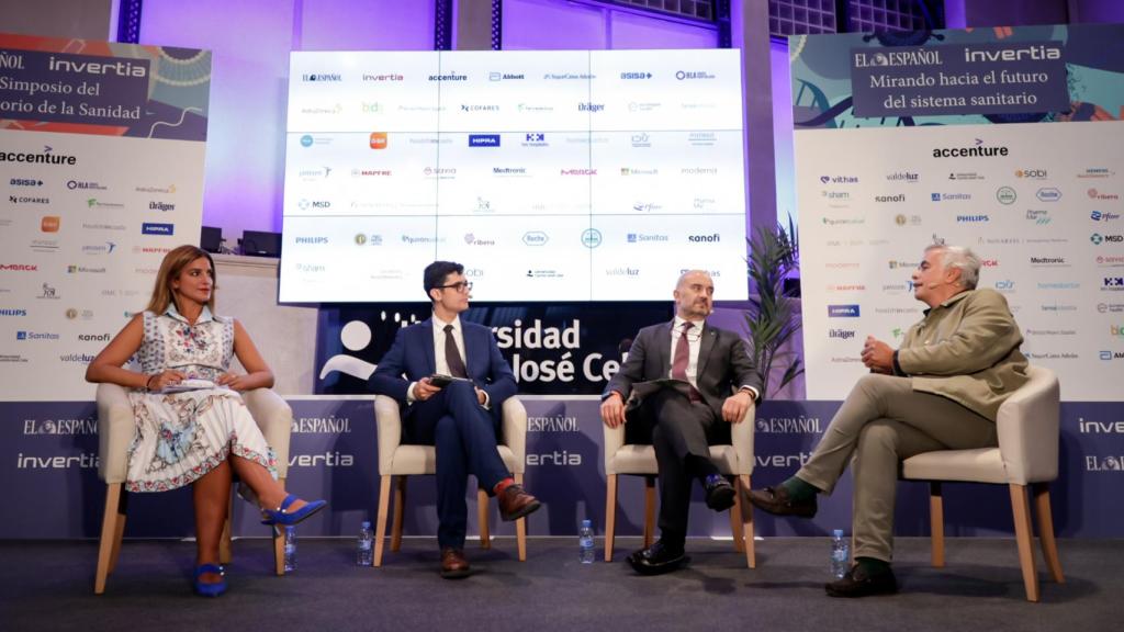 Elena Mantilla, directora general de Inspección, Ordenación y Estrategia Sanitaria de la Comunidad de Madrid; Marcos Domínguez, redactor de El Español; Javier Herradón, presidente del Consejo de Colegios Profesionales de Farmacéuticos de Castilla y León  y Juan del Llano, director de la fundación Gaspar Casal, miembro de AES y presidente de la AEETS.