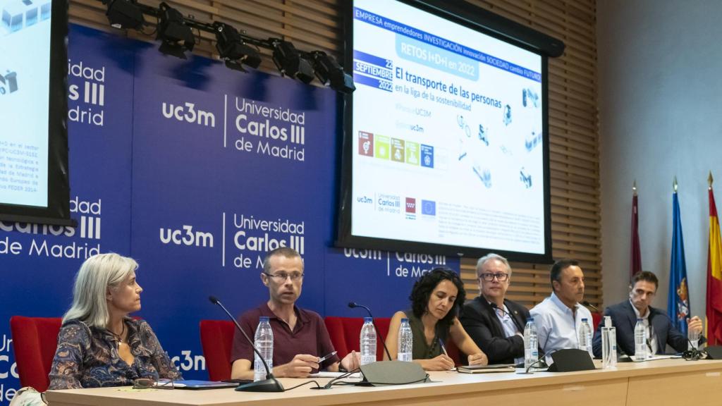 De izquierda a derecha:Araceli Sanchís, investigadora responsable del Laboratorio de Control, Aprendizaje y Optimización de Sistemas (CAOS) de la UC3M; Mario Sánchez, investigador del grupo Mecánica de Fluidos ; Ester Olmeda, investigadora del Instituto de Seguridad de los Vehículos Automóviles ‘Duque de Santomauro’; Enrique Zapico, responsable del Mobility Lab en MAPFRE/CESVIMAP ; José Manuel Egea, concejal delegado de Movilidad del Ayuntamiento de Leganés; Francisco Cortés, fundador y CEO de Sensia Solutions.