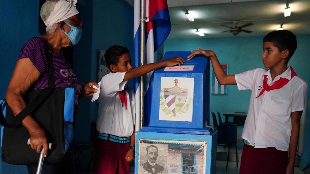 La gente vota durante el referéndum del nuevo Código de Familia, en La Habana