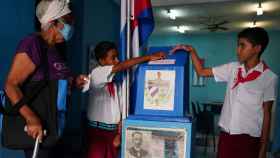 La gente vota durante el referéndum del nuevo Código de Familia, en La Habana