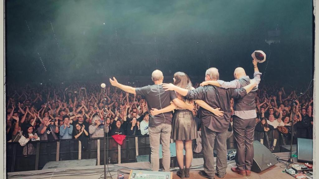 Pixies saluda al escenario del Coliseum en octubre de 2019