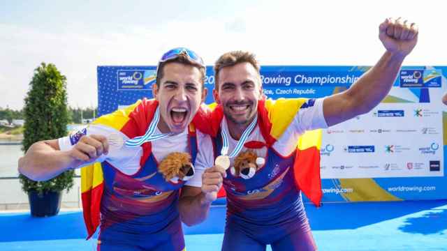 Aleix García y Rodrigo Conde celebrando la medalla de plata de los Mundiales de Remo.