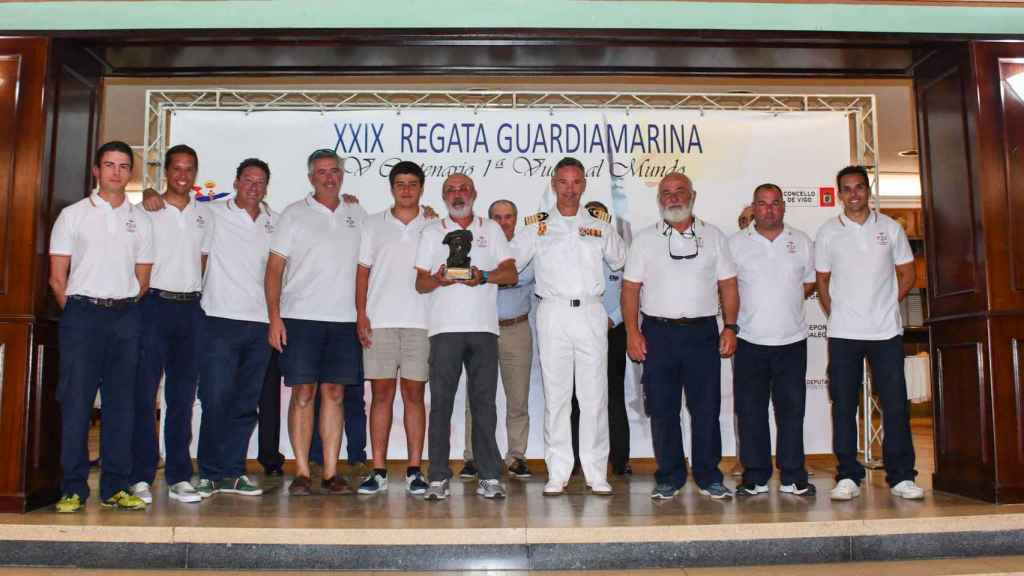 El Mirfak con el comandante director de la Escuela Naval de Marín.