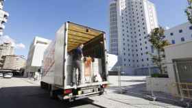 Un camión trabaja en el traslado del archivo judicial a la Cidade da Xustiza de Vigo.