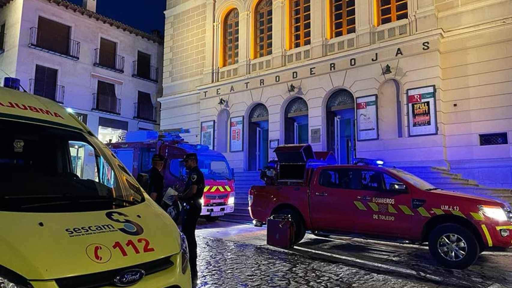 Bomberos, Policía, Protección Civil y medios sanitarios llevan a cabo un simulacro de incendio en el Teatro Municipal de Rojas