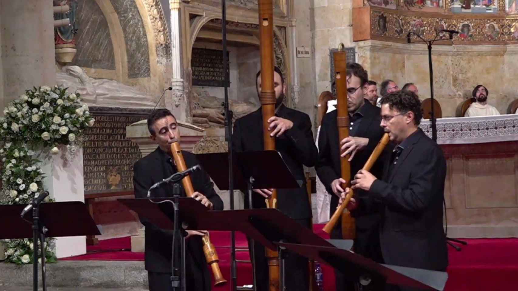 El conjunto La Danserye con la Schola Antiqua al fondo, toca 'Dulcissima Maria', de Sebastián de Vivanco