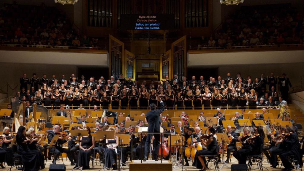 David Afkham dirige el 'Kyrie' del 'Réquiem' de Ligeti. Foto: Rafa Martín