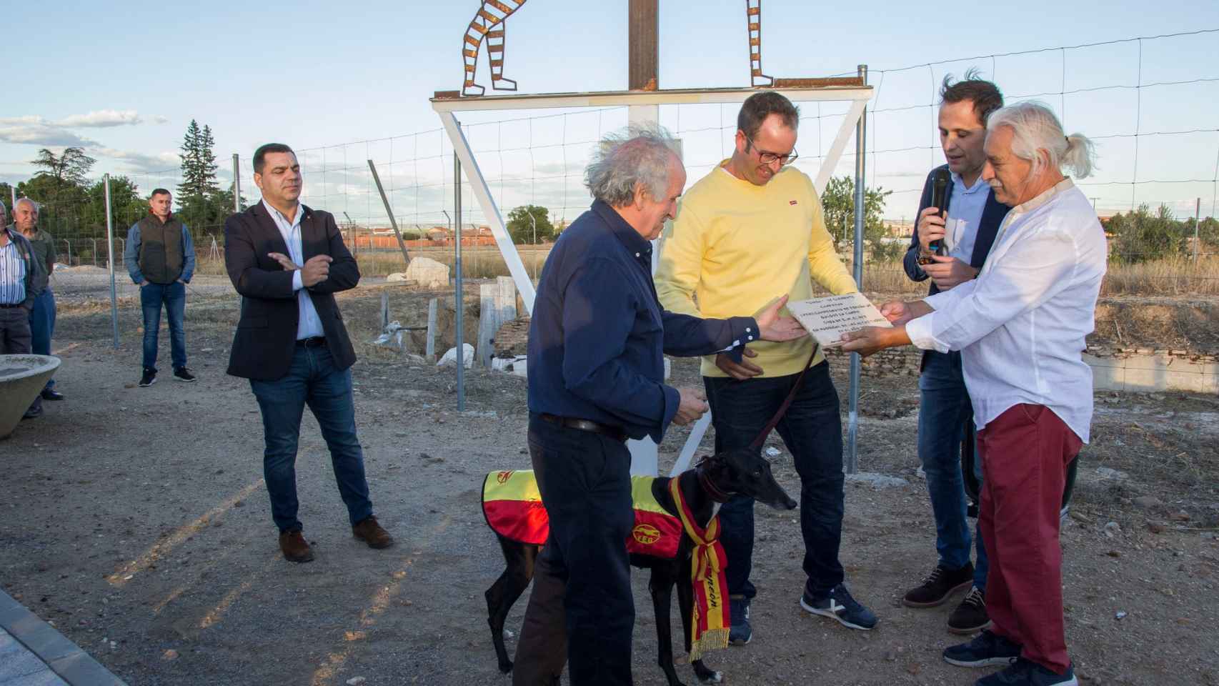 El dueño Tomás Clemente recibe una placa de manos del alcalde de Matapozuelos y los autores de la obra