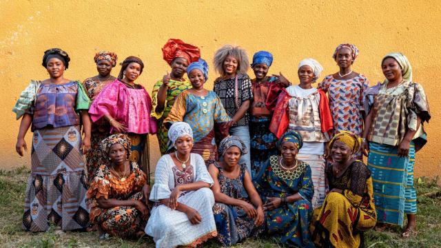 La diseñadora Rebecca Zoro junto a las mujeres agricultoras de cacao de Costa de Marfil.