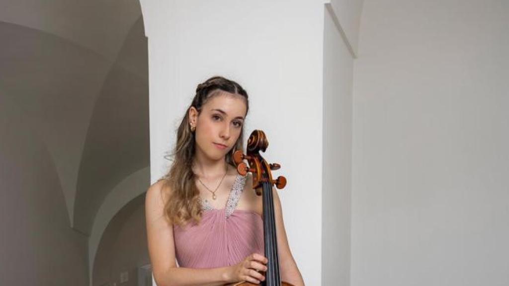 Celia, la extremeña prodigio del violonchelo que acabó el Bachillerato a los 15 años y la carrera a los 17