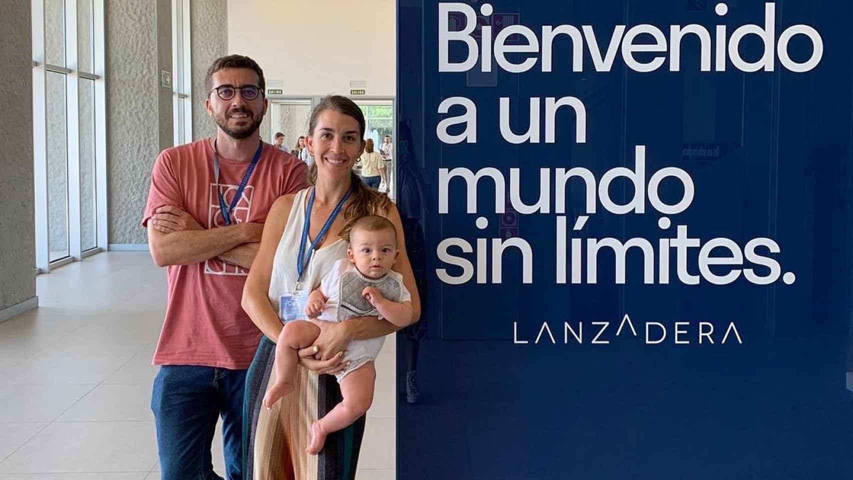 Los fundadores de Maternify, Carla Quintana y Álvaro Ayllón, posan -junto a su bebé- en Lanzadera, la aceleradora de Juan Roig en la que han entrado.