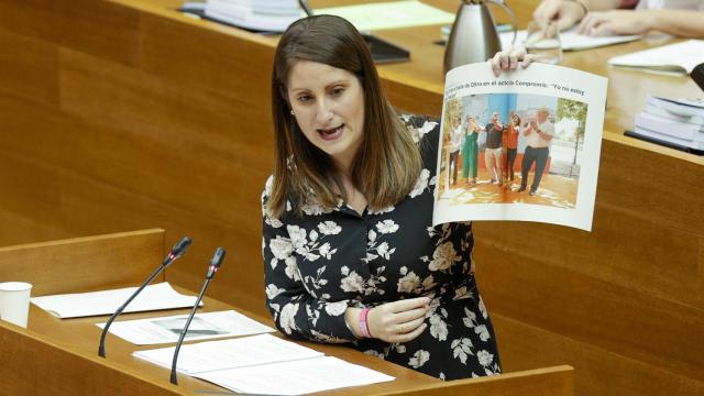 La Portavoz de Vox Ana Vega durante su intervención en un debate en Les Corts Valencianes.