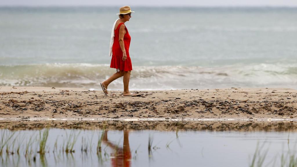 Una persona paseando por la playa en Valencia, este martes.