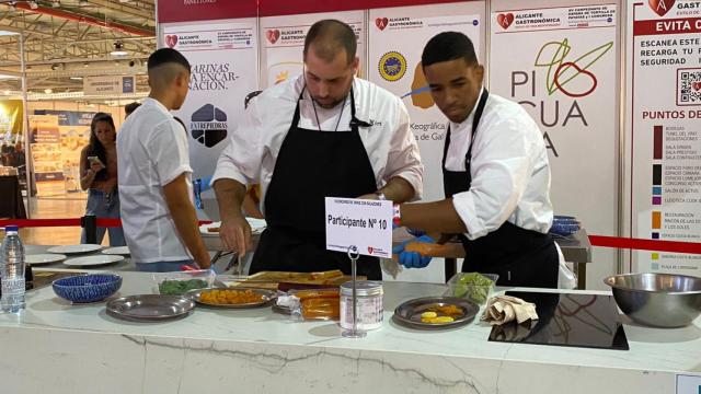 En el centro, Josep Palomares del restaurante Xiri de Monóvar en 'Alicante Gastronómica'