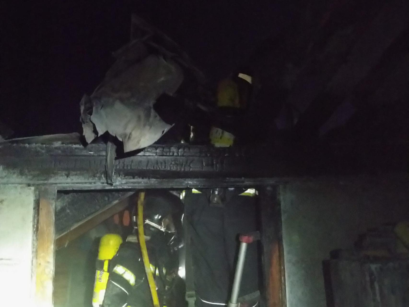 La cubierta de la vivienda ha quedado calcinada