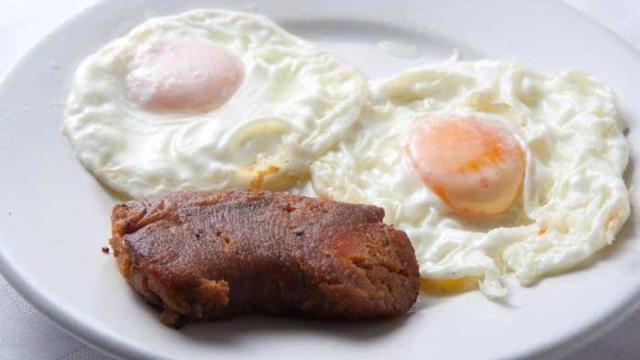 El plato más tradicional, huevos fritos con farinato