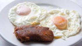 El plato más tradicional de Salamanca, huevos fritos con farinato