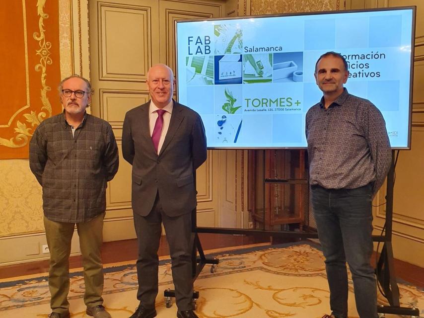 El concejal de Promoción Económica, Juan José Sánchez, junto a Félix Sanz y Jorge Salcedo, director-gerente y secretario de Foacal