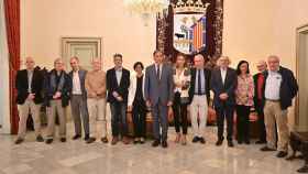 El alcalde de Salamanca, Carlos García Carbayo, junto a los jurados de novela y poesía