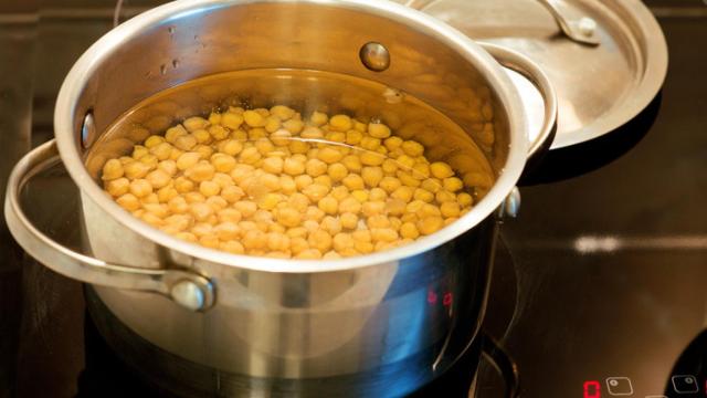 Truco para quitarle la piel a los garbanzos.