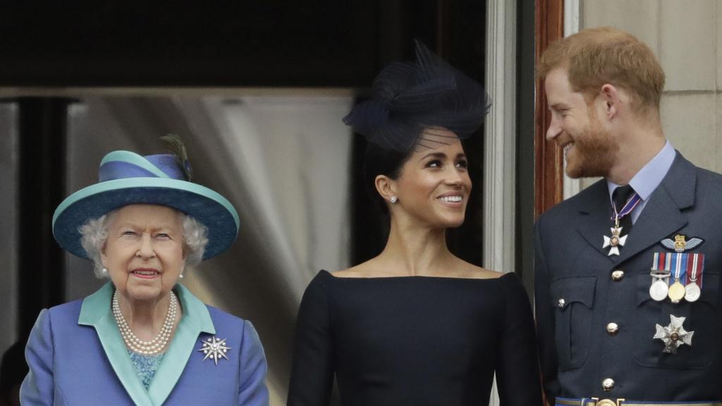 La reina Isabel II junto a Meghan y Harry en una imagen de archivo.