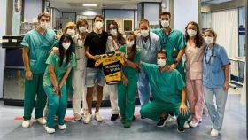 Milan Vader, corredor de Jumbo-Visma, visitando al equipo médico del Hospital de Cruces