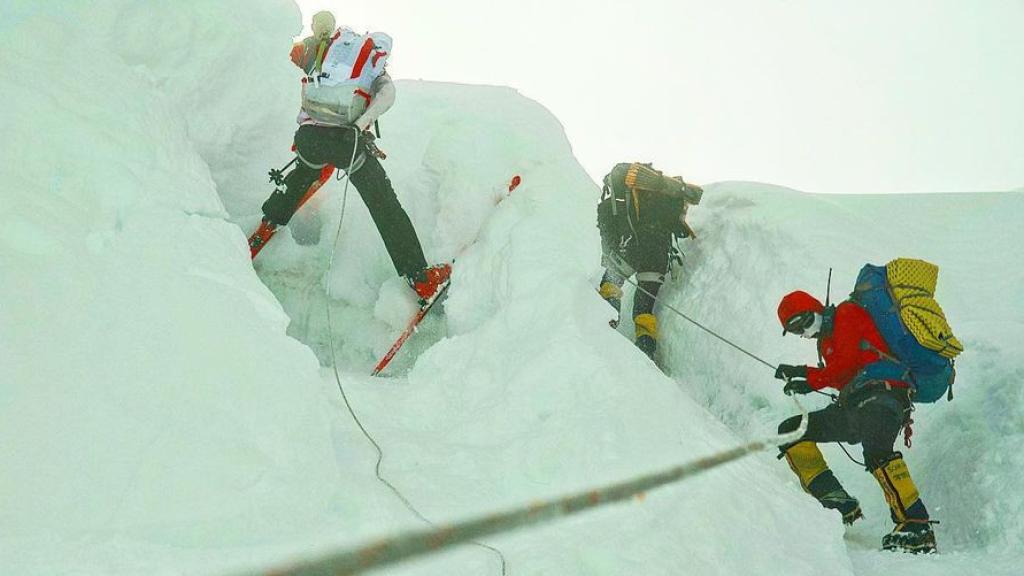 Hilaree Nelson junto a su expedición en el Manaslu