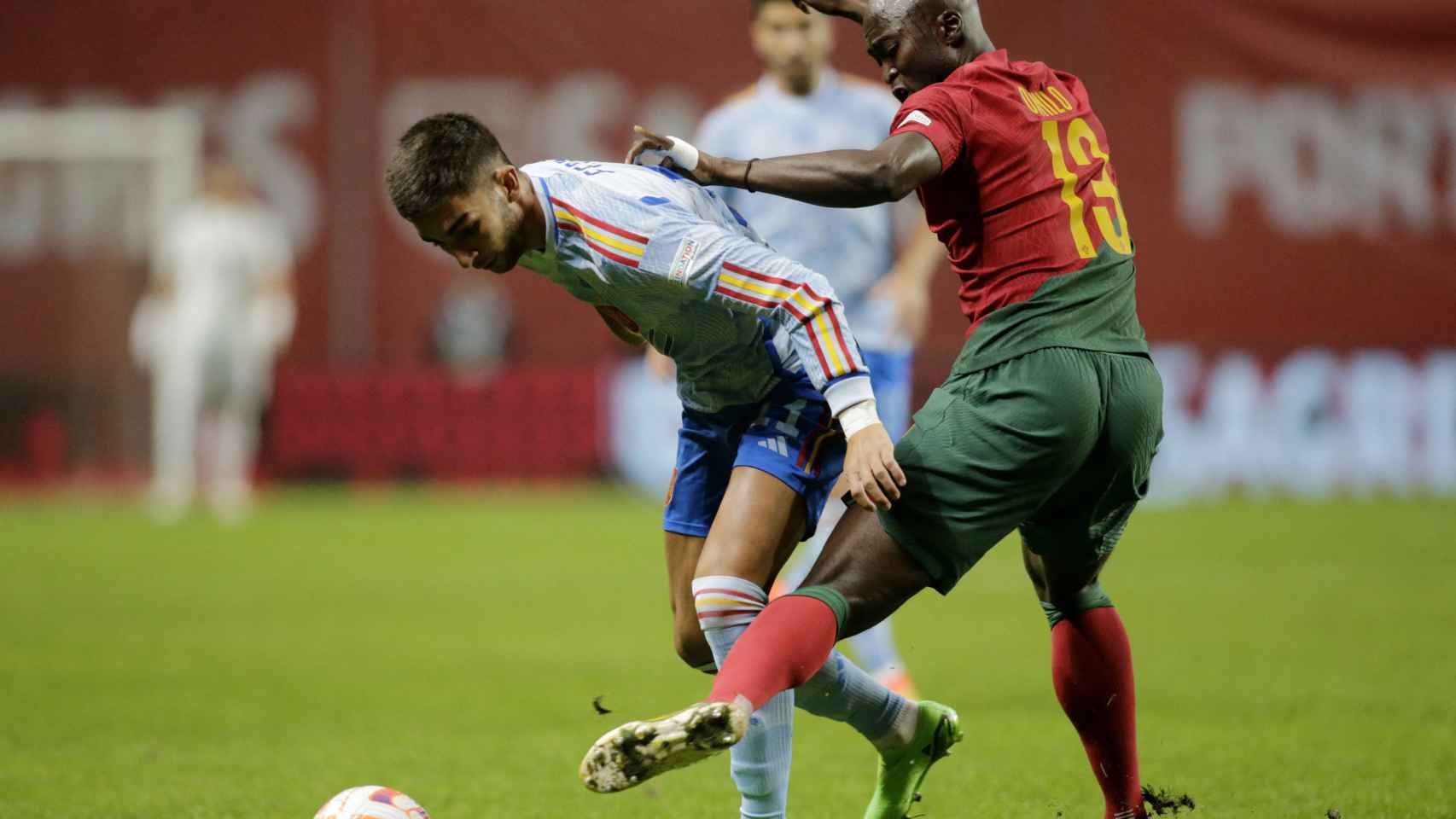 Ferran Torres, luchando la posesión con Danilo en el Portugal - España de la UEFA Nations League