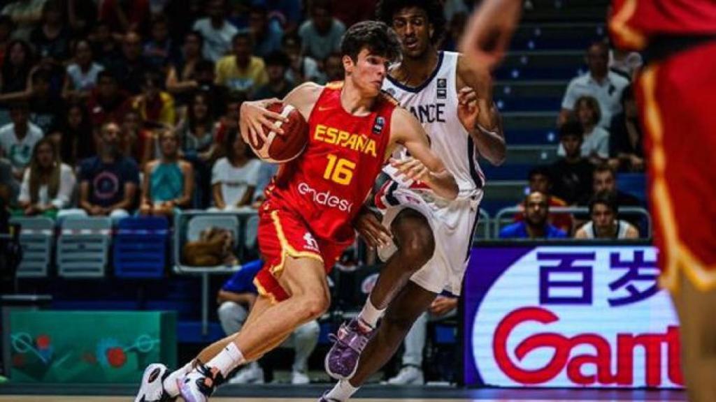 Hugo González durante un partido en las categorías inferiores de España