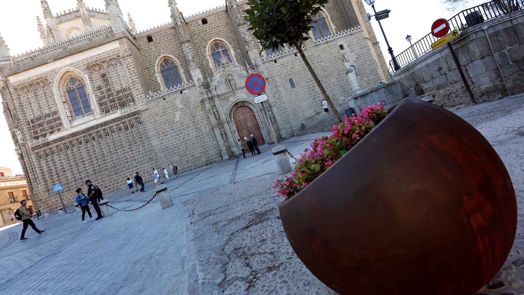Uno de los maceteros instalados frente al monasterio de San Juan de los Reyes en Toledo.
