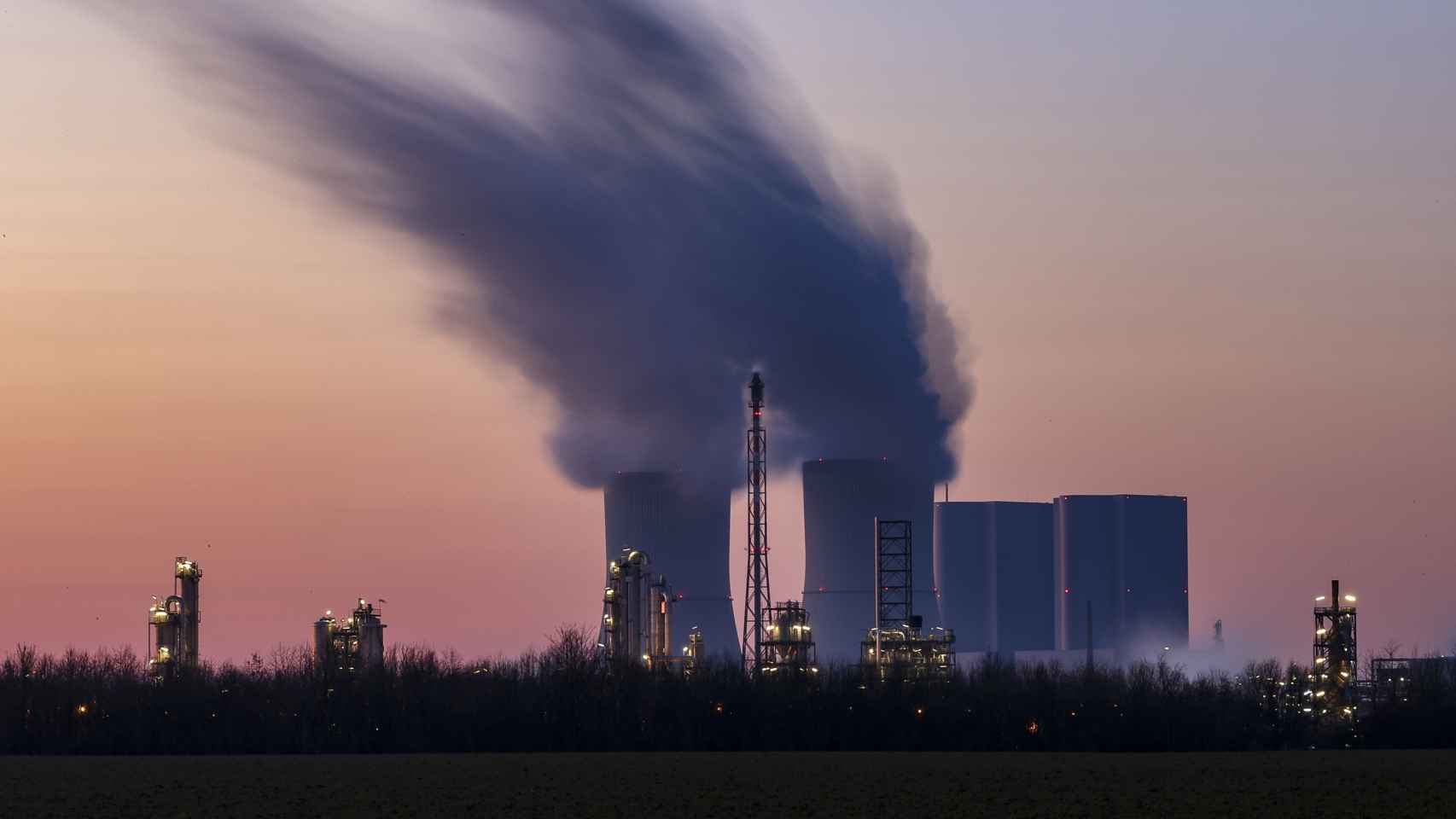 El vapor sale de las plantas de Dow Chemical, en Alemania.