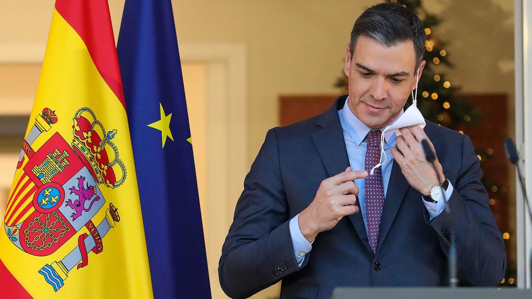 El presidente del Gobierno, Pedro Sánchez, se quita la mascarilla en Moncloa.