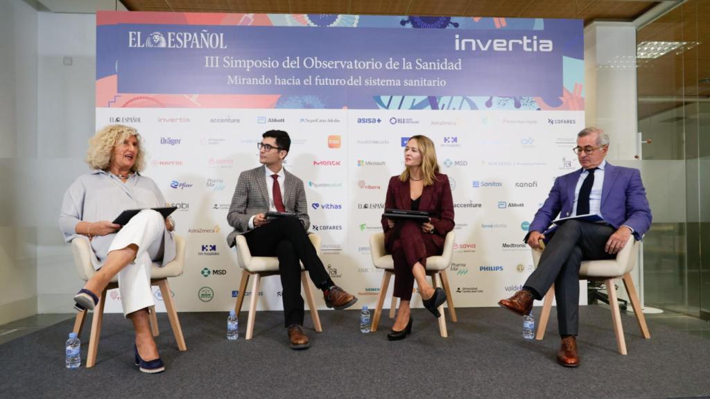 Imagen de la mesa redonda 'Problemas de acceso a las últimas innovaciones farmacéuticas y plan de renovación tecnológico', en la apertura de la segunda jornada del III Simposio del Observatorio de la Sanidad.