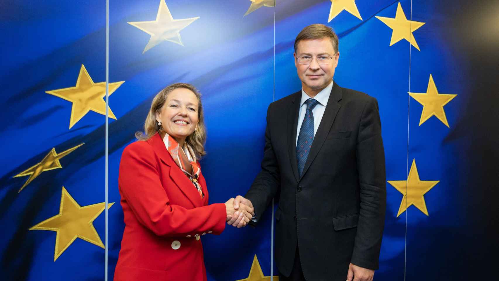 La vicepresidenta Nadia Calviño, durante su reunión este lunes en Bruselas con su homólogo en la Comisión, Valdis Dombrovskis
