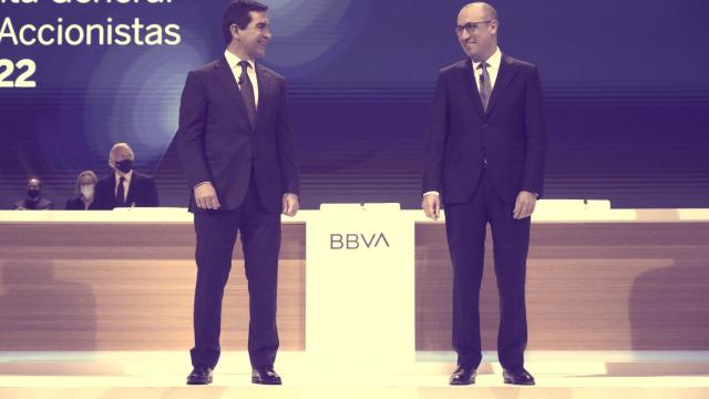 El presidente de BBVA, Carlos Torres, y el consejero delegado, Onur Genç.