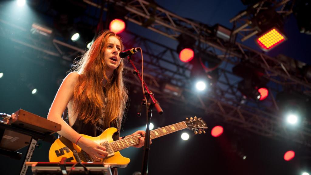 Alana Haim, en un concierto con su grupo.