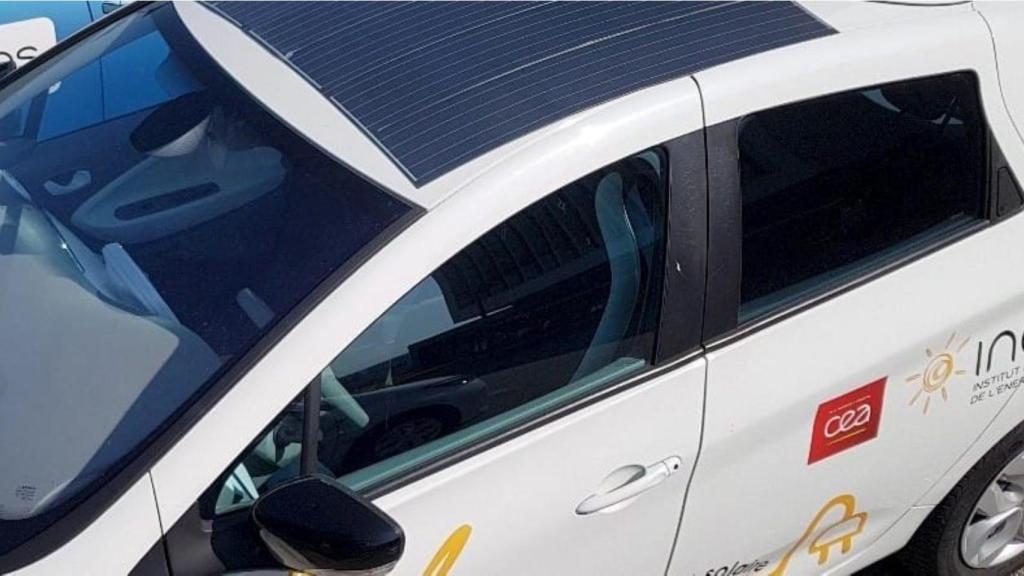 Un coche con el panel solar en el techo.