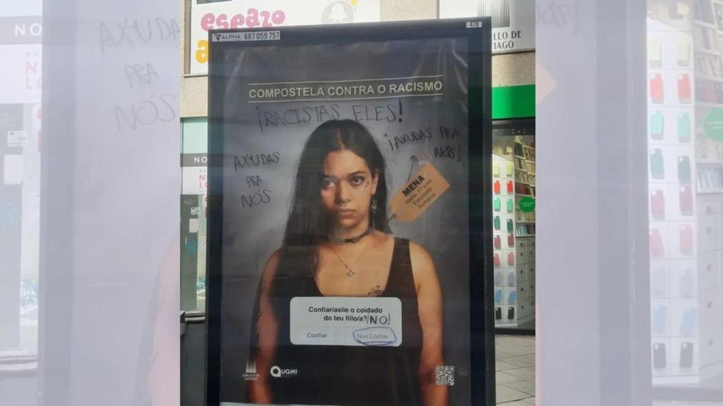 Cartel de la campaña Compostela contra o racismo vandalizado