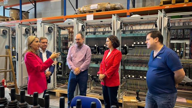 Martina Aneiros y Juventino Trigo, a la izquierda, durante su visita a la empresa