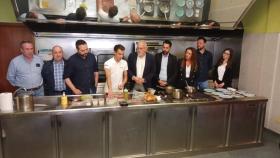 El concejal Sindo Guinarte, con Thor Rodríguez y el cocinero Café La Morena